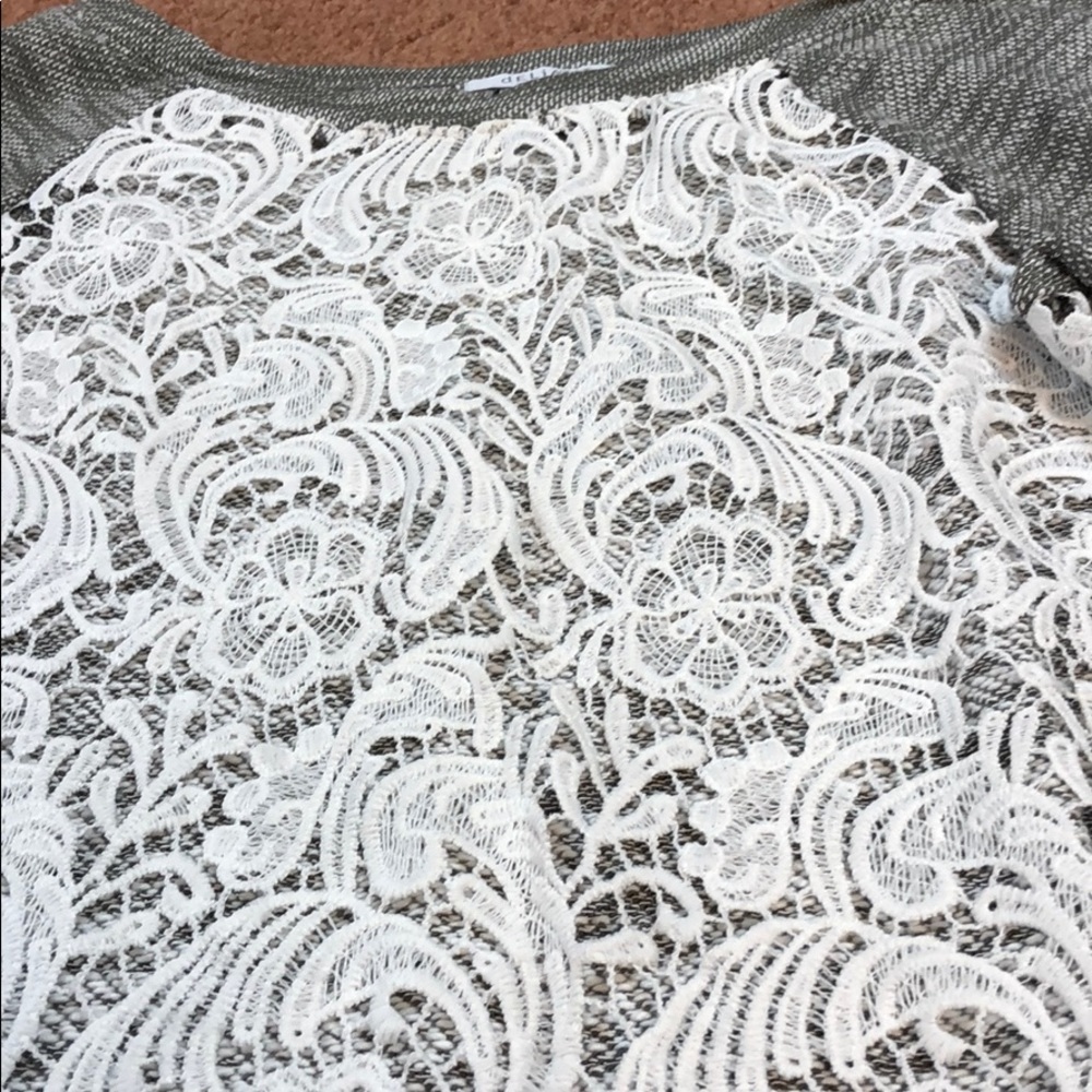 ✨HOST PICK✨ Grey and White Lace Front Top - Picture 2 of 3
